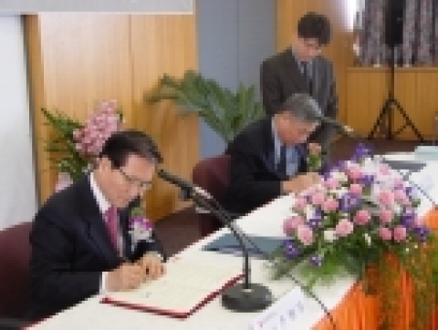 서강대학교(총장 손병두)와 삼성전자(대표이사 윤종용)가 1월10일 오전 11시30분, 본관 4층 회의실에서 맞춤형 인재육성을 위한 정보통신 TRACK 운영 협약식을 체결했다.