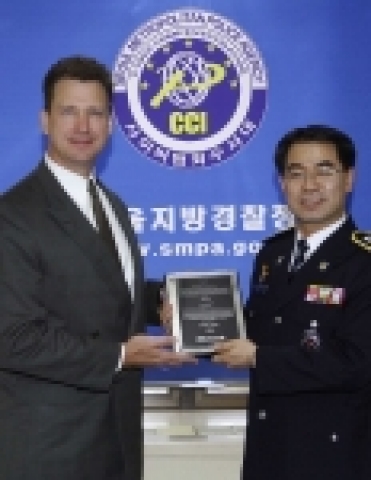 2006년 1월 11일 서울지방경찰청에서 스콧트 워렌(Scott Warren, 왼쪽) 마이크로소프트 北 아시아 지역 인터넷 보안 및 집행 담당 이사가 김재규 서울지방경찰청 사이버범