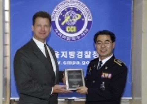 2006년 1월 11일 서울지방경찰청에서 스콧트 워렌(Scott Warren, 왼쪽) 마이크로소프트 北 아시아 지역 인터넷 보안 및 집행 담당 이사가 김재규 서울지방경찰청 사이버범