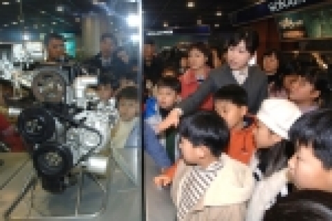 학생들의 겨울방학을 맞아 진행 중인 현대자동차 울산공장의 공장견학 행사가 참가자들로부터 높은 호응을 받고 있다.