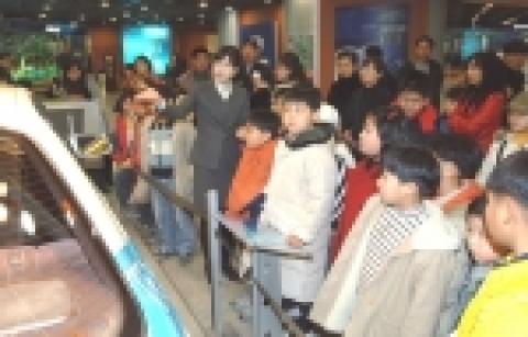 학생들의 겨울방학을 맞아 진행 중인 현대자동차 울산공장의 공장견학 행사가 참가자들로부터 높은 호응을 받고 있다.