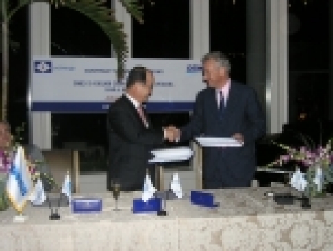 대우조선해양 정성립 사장(좌)과 엑스마사 회장인 니콜라스 사베리스(Nicolas Saverys) 씨(우)가 계약서를 교환하고 있다.