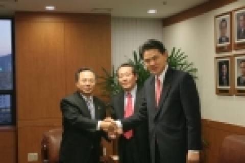 좌측부터 오거돈 해양수산부장관, 김학송 한나라당 경남도당위원장, 김태호 경남도지사