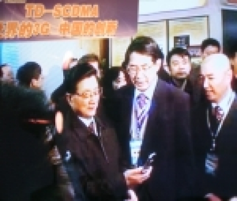 중국 북경에서 열리고 있는 중국 최대 과학기술행사인‘2006년 전국과학기술대회’관련 전시회에 11일 참석한 황쥐(黃菊) 중국 국무원 부총리(사진 왼쪽에서 첫 번째)가 삼성전자의 T