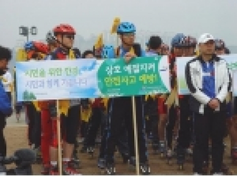 2월부터 한강을 정성스럽게 가꾸어온 자원봉사자, 한강이용 인라인·마라톤·자전거 동호회원들은 올바른 공원 이용 예절을 알리는 “남을 배려하는 마음이 넘치는 한강” 문화 캠페인을 전개
