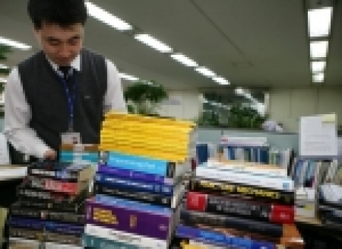 포스코가 지난 4일부터 10일까지 전직원을 대상으로 영어와 한국어 서적 760여권을 수집하여 라오스 루앙프라방 국립대학 도서관에 전달키로 하였다.