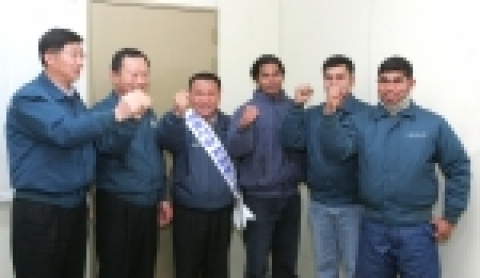 스리랑카인 브디카 씨(오른쪽)가 모은 성금을 회사측에 전달하는 장면