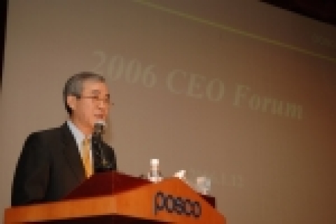 포스코 이구택회장이 12일 여의도 대한투자신탁 한마음홀에서 개최한 CEO포럼에서 지난해 경영실적과 올해 경영계획을 설명하고 있다.