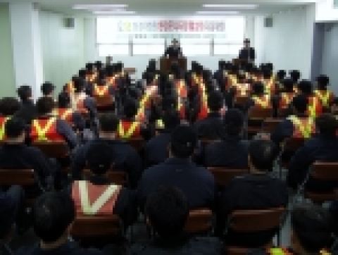 창원시는 12일 도시공원사업소 2층 회의실에서 박무홍 소장을 비롯한 131명의 환경미화원이 참석한 가운데 “환경미화원 환경모니터링 활성화 다짐대회”를 열어 깨끗하고 생활환경 불편사