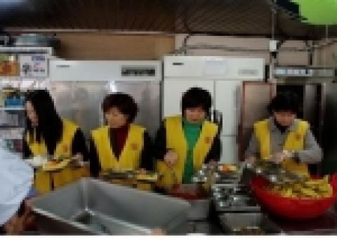 광주광역시 환경녹지국 직원들이 “사랑의 식당” 이용 노인들을 대상으로 배식 봉사활동을 실시하고 있다