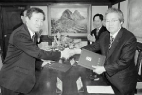 양승택 동명대학교 총장(왼쪽)이 11일 부산일보 김상훈 사장과 함께 부산과학문화센터 설립 등 과학분야 협력에 관한 협정서에 서명, 이를 교환하고 있다. 