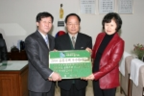 고양시 덕양구 안영일 덕양구청장은 13일 ‘경기도 2005 공동주택 우수관리단지’로 선정된 소만마을10단지 동성아파트의 관리소장(우영태)과 부녀회장(문남숙)을 초청하여 경기도로부터