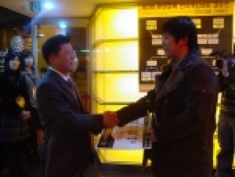 우승자에게 (주)퍼스트에이엔티의 백호근 사장이 직접 시상을 하는 장면 