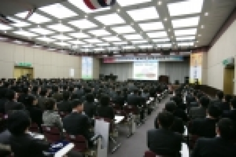 경남은행은 본점 대강당에서 정경득 은행장을 비롯한 임원, 부점장, 영업팀장(CMO/PB/JPB) 등 300여명의 임직원이 참석한 가운데 2006년도 첫 경영전략회의를 개최하였다.