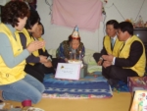 마산시 문화동 복지패밀리회(회장 손소식) 회원들은 관내 어려운 독거노인을 대상으로 생일 찾아주기 행사를 벌이고 있어 주위로부터 좋은 호평을 얻고 있다.