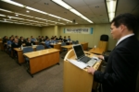 포스코는 16일 포항 기술연구소에서 허남석 전무 등 관계 임직원 20여명이 참석한 가운데 포스코의 기술혁신을 주도해 나갈 고급기술 전문가(PCP; P OSCO C ertified P rofessional)의 역할과 책임에 대한 인식 제고와 PCP제도의 성공적 정착을 위한 워크숍을 가졌다.