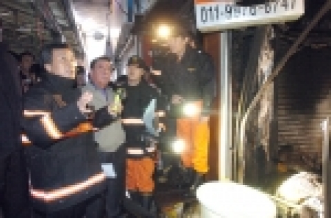 16일 성남 중앙시장 화재현장을 방문한 손학규 경기도지사가 성남시 관계자 함께 화재현장을 둘러보고 있다