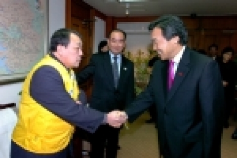 손학규 경기도지사, ‘2006년도 적십자 특별회비’ 전달