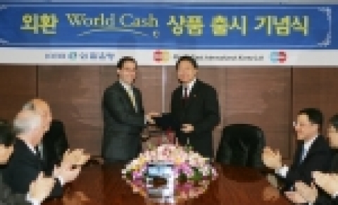 왼   쪽 : 리처드 웨커(Richard F. Wacker) 외환은행장
오른쪽 : 장윤석(張允碩) 마스타카드코리아 사장