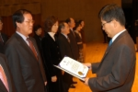 우수기관 및 우수업체관계자에 상장수여