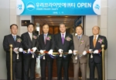 좌로부터 문정식 워싱턴글로벌펀드 회장, 이인영 우리프라이빗에퀴티 대표,
오호수 인베스투스 고문, 황영기 우리금융그룹 회장,
김재록 인베스투스 회장, 김종욱 우리금융그룹 부회장