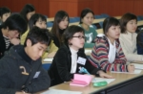 전북대학교 6기 학생홍보팀이 본격적인 활동을 위한 동계 교육이 시작되었다. 강준만 교수의 특강 모습