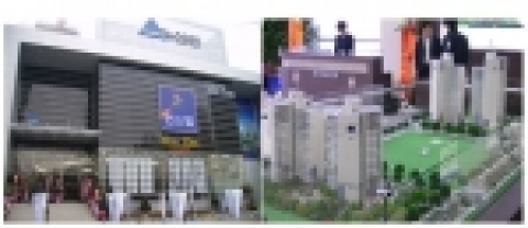 좌)모델하우스 전경, 우)총 4개 동으로 이뤄진 단지 모형도