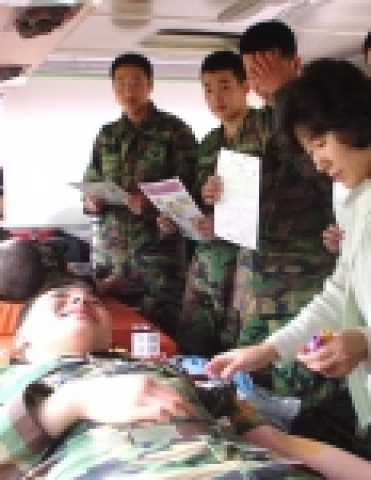 육군 7군단 장병 1000여명은 지난 16일과 17일에 걸쳐 헌혈을 실시하여 약 50만cc의 혈액을 모으는 성과를 거두었다.