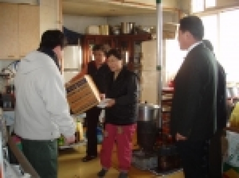철도공사 용산차량사무소는 지난 11일 용산구 효창동에 위치한 ‘사랑의 집’을 방문해 몸이 불편한 노인들과 정신지체 아동들에게 직원들이 모아준 성금과 옷가지 등을 전달하였다.