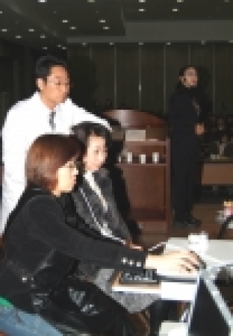 동의과학대학에서는 1월 18일 대학 컨벤션홀에서 ‘두피 모발 케어 세미나’를 개최하고 참가자들을 대상으로 두발 손상 및 영양상태를 점검하고 있다.