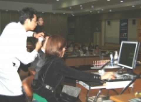 동의과학대학에서는 1월 18일 대학 컨벤션홀에서 ‘두피 모발 케어 세미나’를 개최하고 참가자들을 대상으로 두발 손상 및 영양상태를 점검하고 있다.