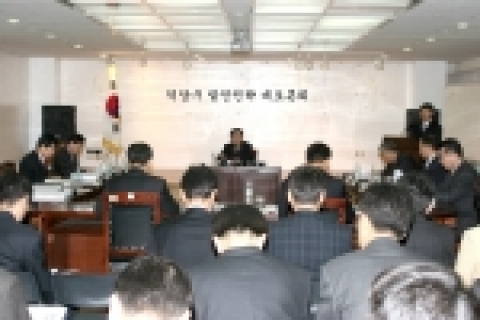 덕양구청은 지난 17일 구청회의실에서 각 실과장 및 담당 70여명이 참석한 가운데 지난해의 성과와 반성, 2006년도 새해업무계획 보고회와 함께 구정발전방향에 대한 대 토론회를 가