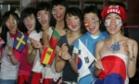 정통 유로 스트리트 패션몰 더걸스가 18일 오전 종로의 독일풍 레스토랑 옥토버훼스트에서 유로 스트리트 패션 스타일을 한 눈에 볼 수 있는 미니 패션쇼를 개최하였다. 