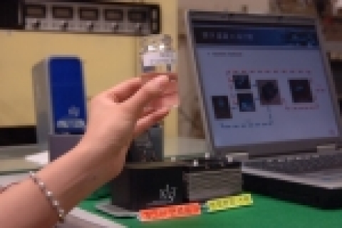 개미산으로 노트북컴퓨터 구동하는 장면