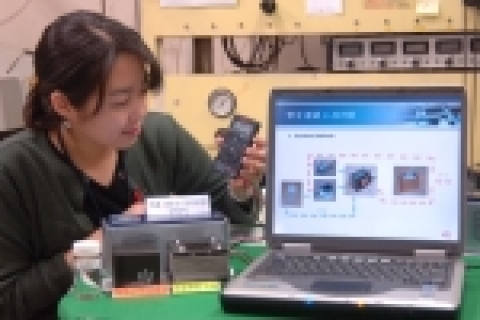 KIST 연구원이 전류테스터기로 연료전지 전기발생 측정하는 모습