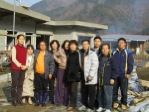 강원도 혁신분권과 직원 11명은 설날을 앞두고 중증장애인과 소년소녀가장들이 거주하는 홍천군 서석면 소재 초록반디의 집을 방문하여 1일 봉사활동을 하고 성금 50만원, 과일 등을 전