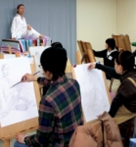 17일 진행된 상명대학교 정시모집 실기고사에서 조형예술학부 미술전공에 지원한 학생들이 인물모델을 보며 그동안 갈고 닦은 실력을 도화지에 표현하고 있다. 