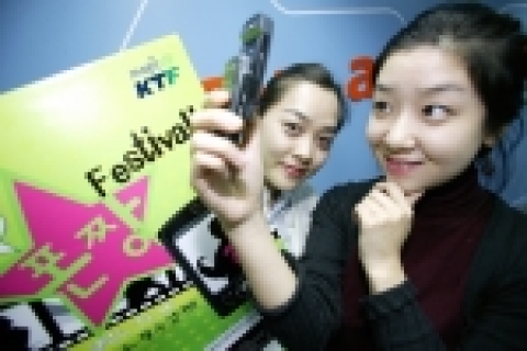 KTF‘폰짱’ 서비스를 통해 고객들이 휴대폰으로 자신의 사진을 찍어 모바일 오디션에 응모하고 있는 모습