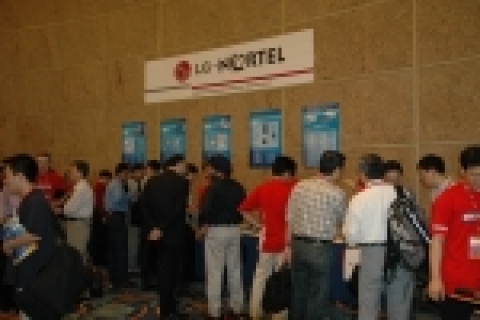 LG-Nortel 전시존에서 당사 임직원들이 각국 마케팅담당자들을 대상으로 제품설명을 하고 있다.