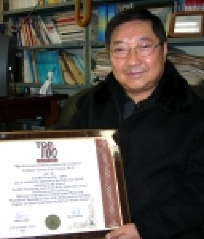 최근 영국 IBC로부터 ‘100대 교육자’ 인증패를 받은 장현갑 교수 