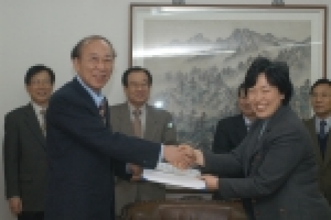 한국화재보험협회는 설을 맞이하여 1월 19일 오전 10시 협회 6층 회의실에서 (사)한국희귀·난치성질환 연합회에 후원금을 전달하고 위로했다.