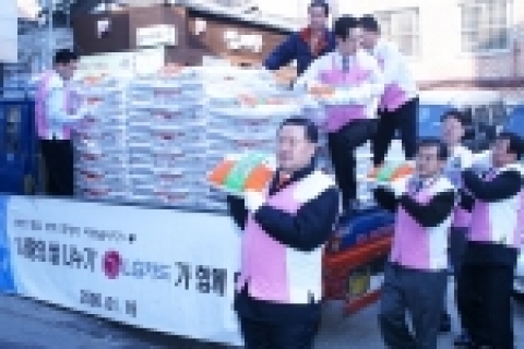 박해춘 LG카드 사장이 19일 임직원들과 함께 서울 서대문구에 위치한
‘한길봉사회’에서 전달할 쌀을 나르고 있다.