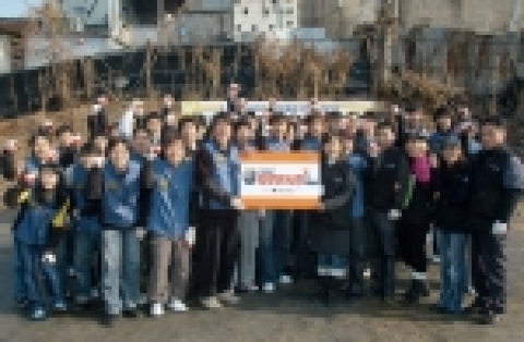 스페셜포스 프로게이머와 자원봉사를 신청한 게이머, 그리고 네오위즈와 드래곤플라이 임직원이 하나가 되어 직접 연탄을 나르며 따뜻한 사랑을 실천했다.