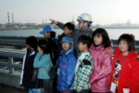 19일 오전, 현대오일뱅크는 공장이 위치한 충남 서산지역 초등학교 결식아동들을 대산공장으로 초청해 정유공장의 공정을 설명하며 즐거운 시간을 보내고 있다. 이날 오일뱅크 임직원들은 