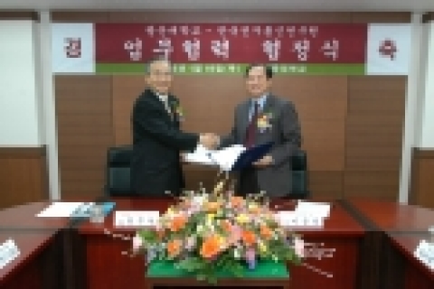 ETRI 임주환 원장(좌측)이 광운대 이상철 총장과 통방융합 멀티미디어 기술협력 연구관련 MOU를 체결했다.