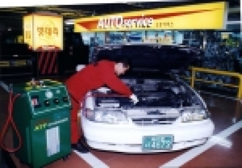 삼성테스코 홈플러스는 전국 점포 내 위치한 자동차 경정비 코너 '오토서비스'에서 1월 21일부터 2월 5일까지 자동차를 무료로 점검해주고 워셔액이나 엔진오일은 일