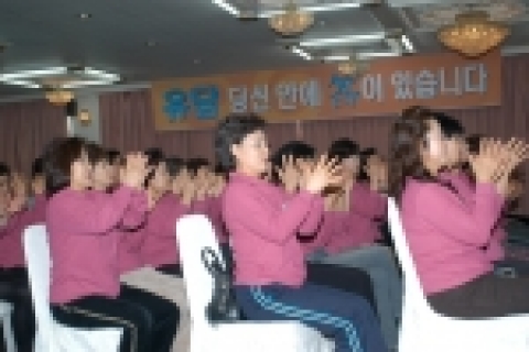 금호생명  KMDRT 행사에 참여한 FP들이 프로그램 진행에 참여하는 장면 