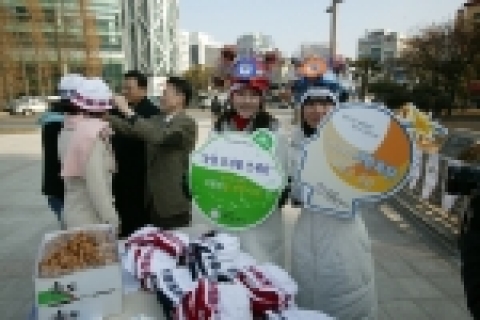 19일 대한뇌혈관외과학회 허승곤 회장 등 의료진들이 일반인들로 하여금 뇌혈관질환에 대한 정확한 정보와 경각심을 갖도록 하기 위해 이벤트를 진행하며 직접 눈꽃모자를 씌워주고 있다.