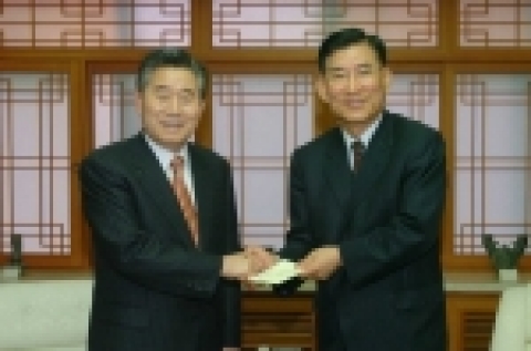 이의근 경상북도지사는 1월 19일(木) 오전 도지사실에서 안윤식 대한적십자사 경북지사 회장의 예방을 받은 자리에서 '적십자 특별회비'를 기탁했다.