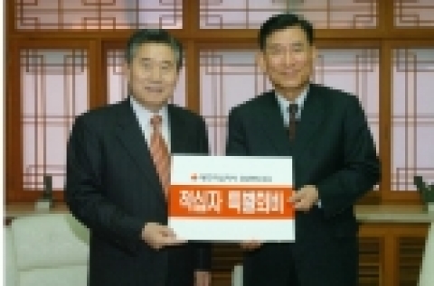 이의근 경상북도지사는 1월 19일(木) 오전 도지사실에서 안윤식 대한적십자사 경북지사 회장의 예방을 받은 자리에서 '적십자 특별회비'를 기탁했다.